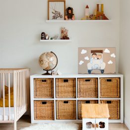 Cuadro Infantil Personalizado: Emoción de Hermanos en Coche en Habitación Infantil