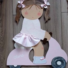 Silueta de Madera de Niña en Vespa - Decoración Infantil