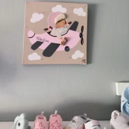Cuadro Infantil Personalizado: Niña en Avión Rosa