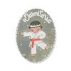 Una placa de puerta con diseño de karate y el nombre de un niño dibujado