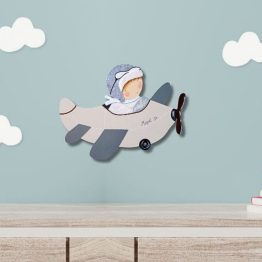 Silueta de Madera Infantil: Niño en Avión en una Habitación Infantil