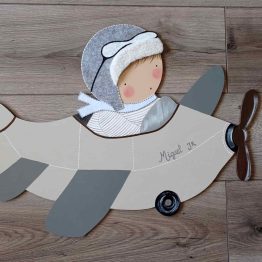 ilueta de madera artesanal de un avión para decoración infantil