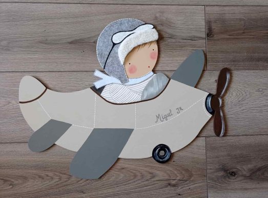 ilueta de madera artesanal de un avión para decoración infantil