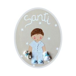 Placa de madera con la silueta de un niño en pijama