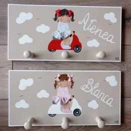 Percheros Infantiles de Pared Personalizados con Nombre - Vespa Roja y Vespa Rosa sobre Fondo Beige