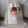 Mochila saco de tela rosa con nombre personalizado "Colitas" pintado a mano para niña.