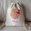 Mochila saco de tela rosa fucsia para niña con adorable lazo.