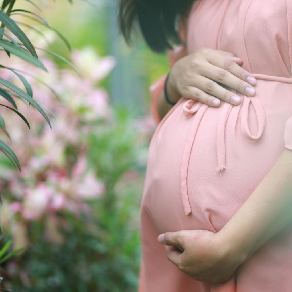 mujer embarazada con vestido rosa