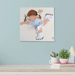 Cuadro infantil personalizado colgado en una habitación infantil, agregando un toque encantador y único al espacio. La obra muestra a una niña patinadora con falda y lazos, rodeada de nubes, creando una atmósfera dulce y llena de imaginación