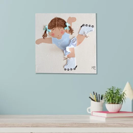 Cuadro infantil personalizado colgado en una habitación infantil, agregando un toque encantador y único al espacio. La obra muestra a una niña patinadora con falda y lazos, rodeada de nubes, creando una atmósfera dulce y llena de imaginación